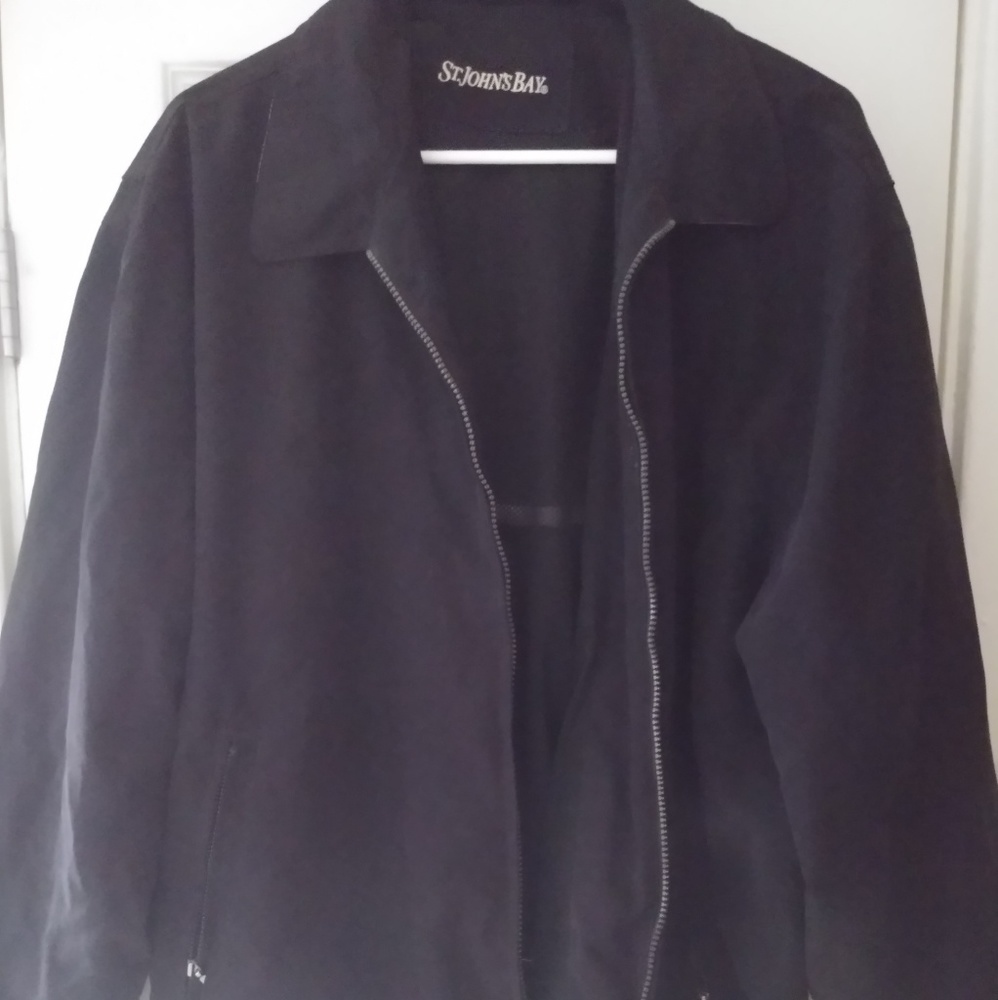 Men's crew neck jacket.